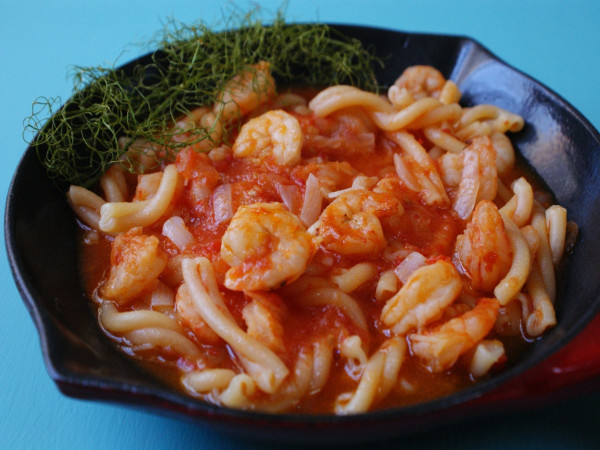 Στριφτάρια με γαρίδες & σάλτσα ντομάτας