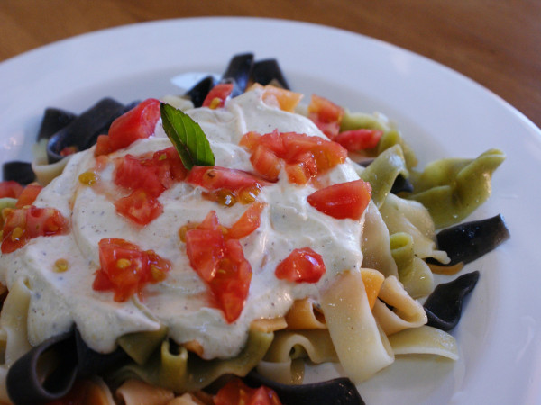 Ταλιατέλες λαχανικών με γιαούρτι & pesto βασιλικού