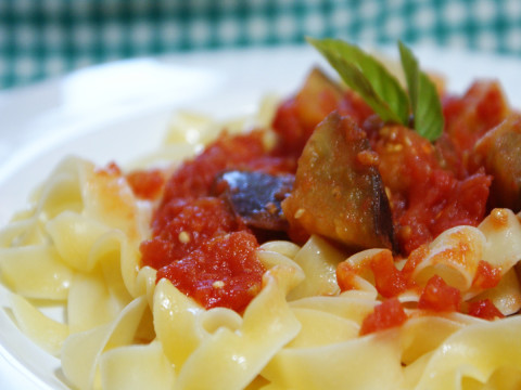 Ταλιατέλες με σάλτσα ντομάτας & μελιτζάνα