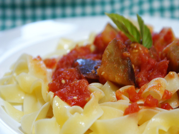 Ταλιατέλες με σάλτσα ντομάτας & μελιτζάνα