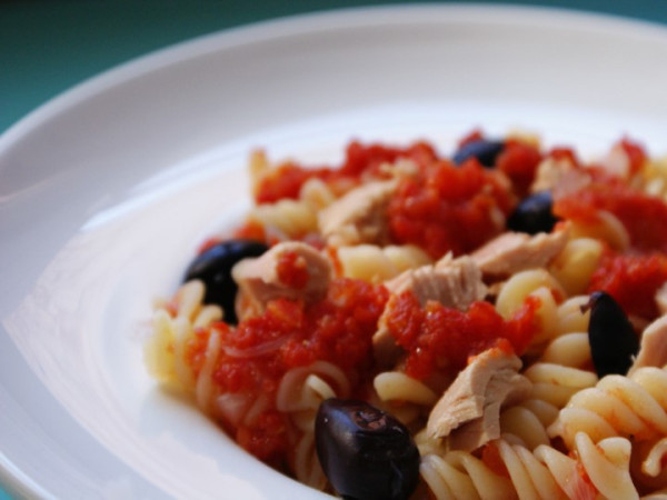 Βίδες με τόνο Αλοννήσου, ελιές & σάλτσα ντομάτας